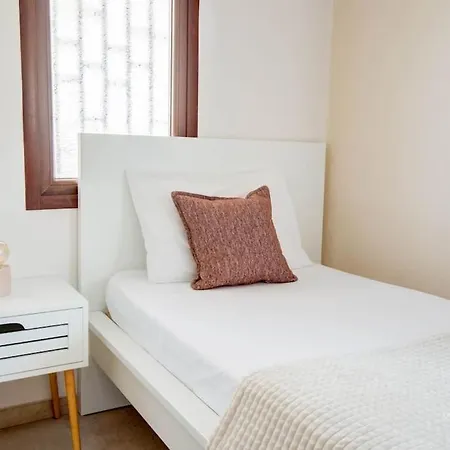 Nomadic 2-bdrm 50m From Beach,
